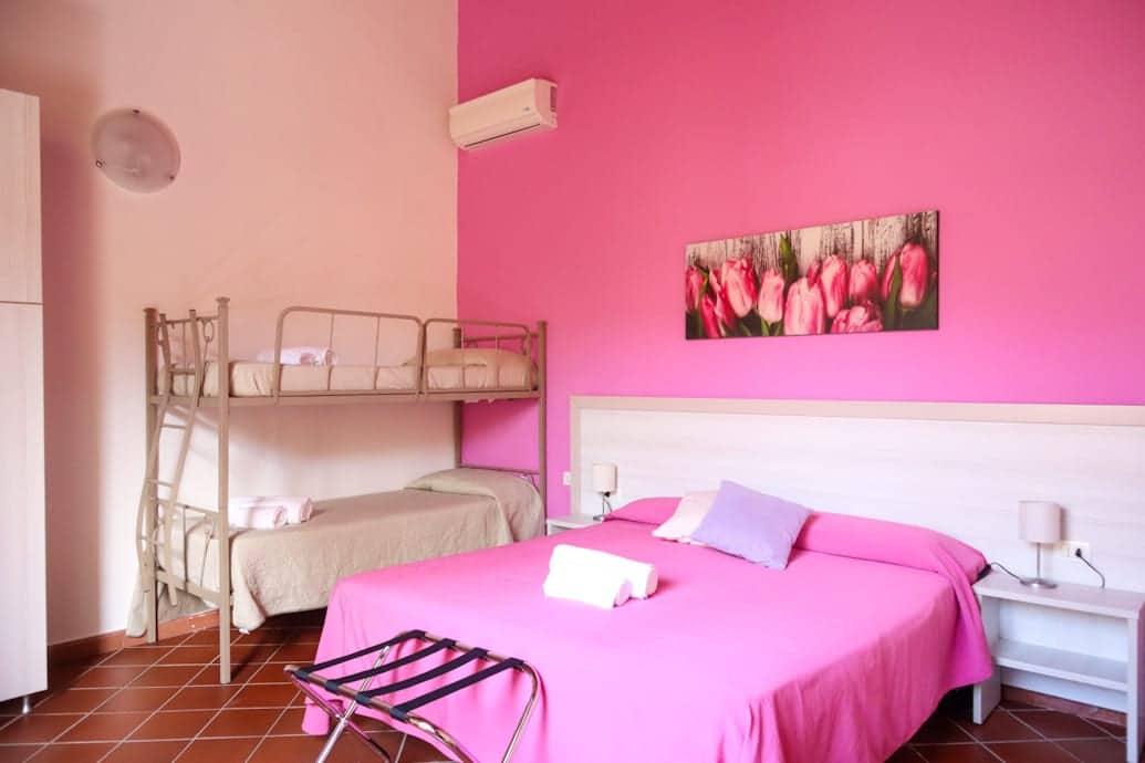Camera Family al Pompei Hostel Deluxe con letto matrimoniale e letti singoli, accesso al giardino