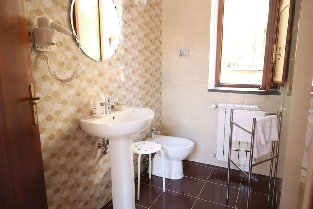 Bagno privato della Camera Family con doccia moderna