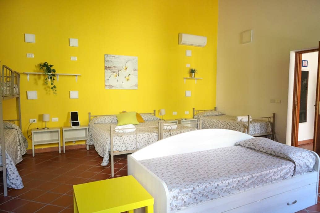 Vista d'insieme della Camera Family Large con arredo classico italiano