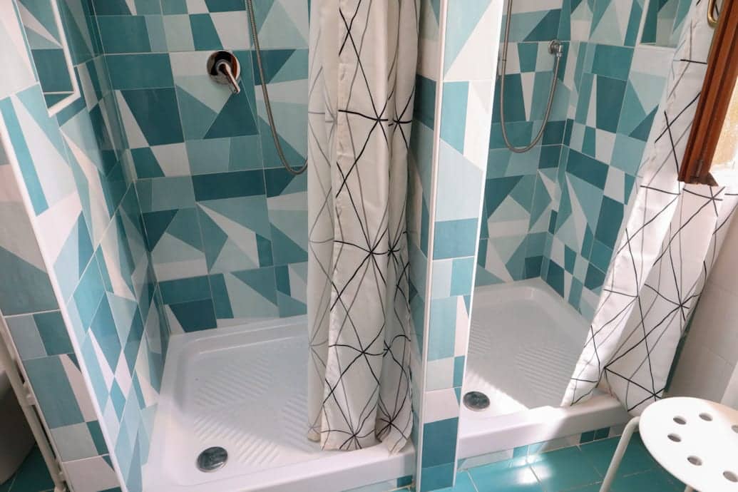 Primo bagno privato della Camera Family Large con doccia