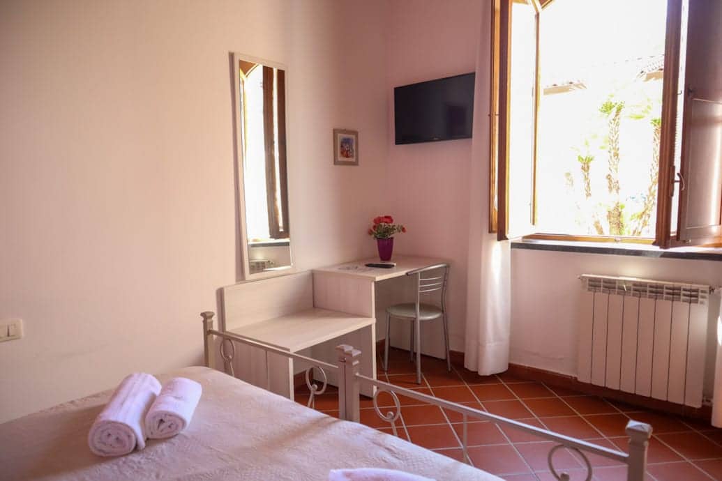 Dettaglio del letto e del comodino della Camera Small