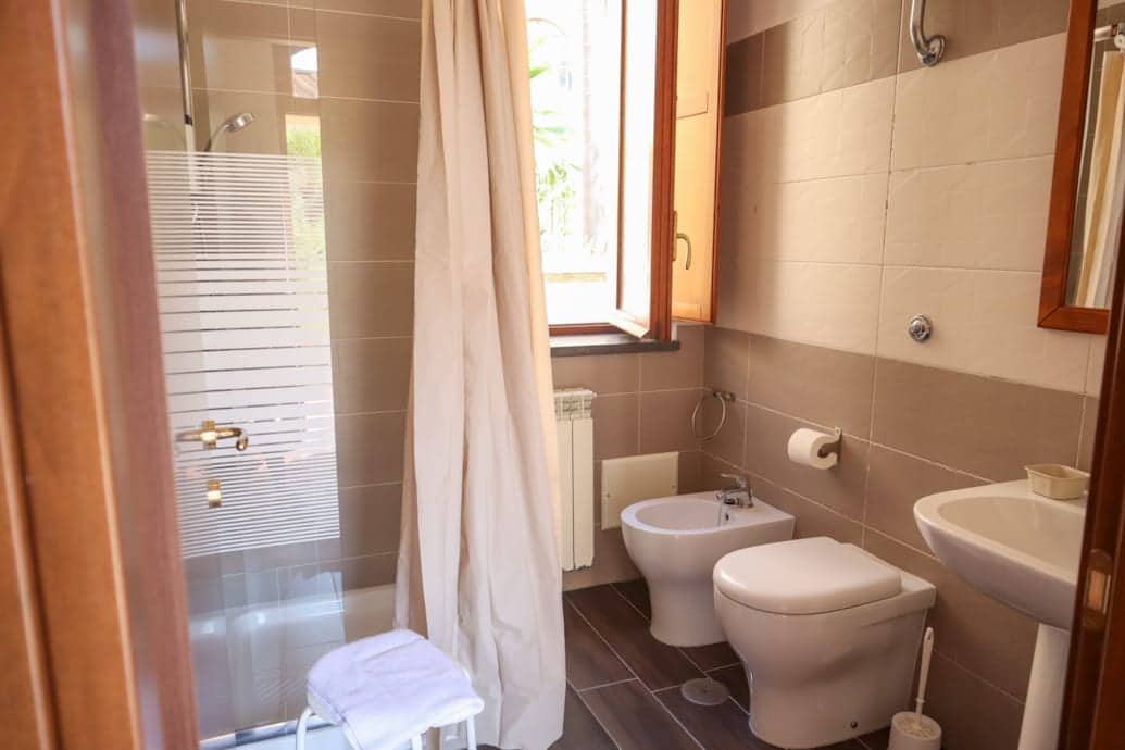 Bagno privato della Camera Small con doccia moderna