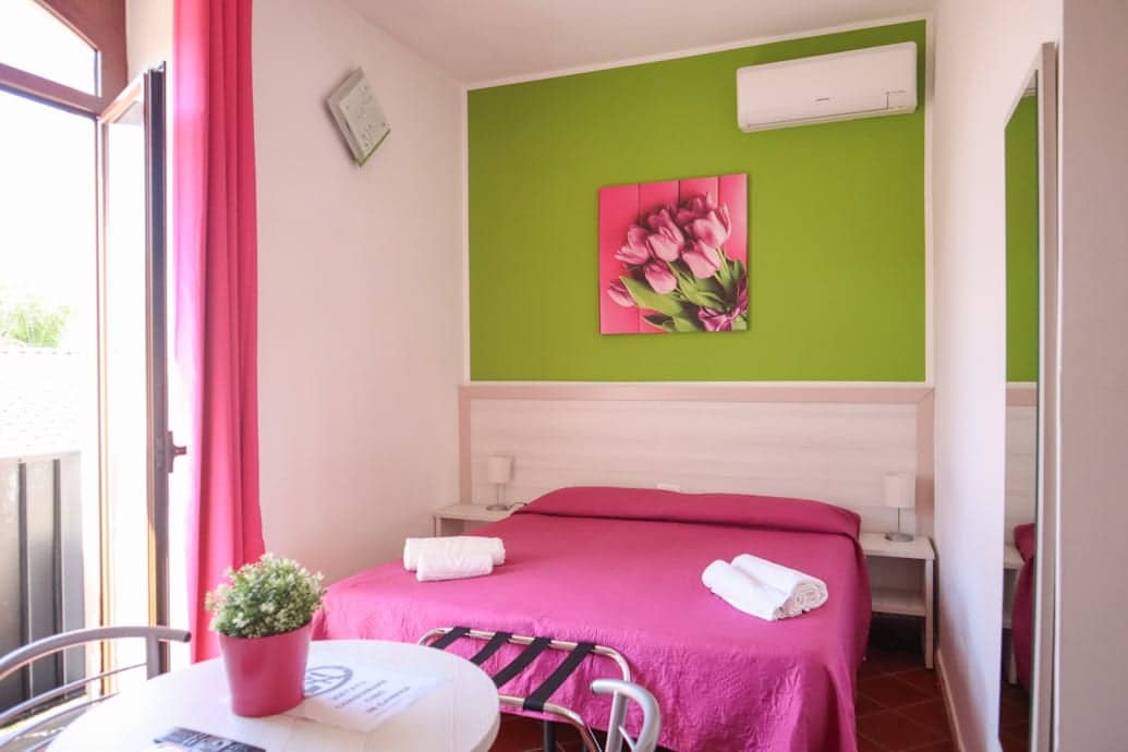 Camera Standard al primo piano del Pompei Hostel Deluxe con letto matrimoniale e arredo classico