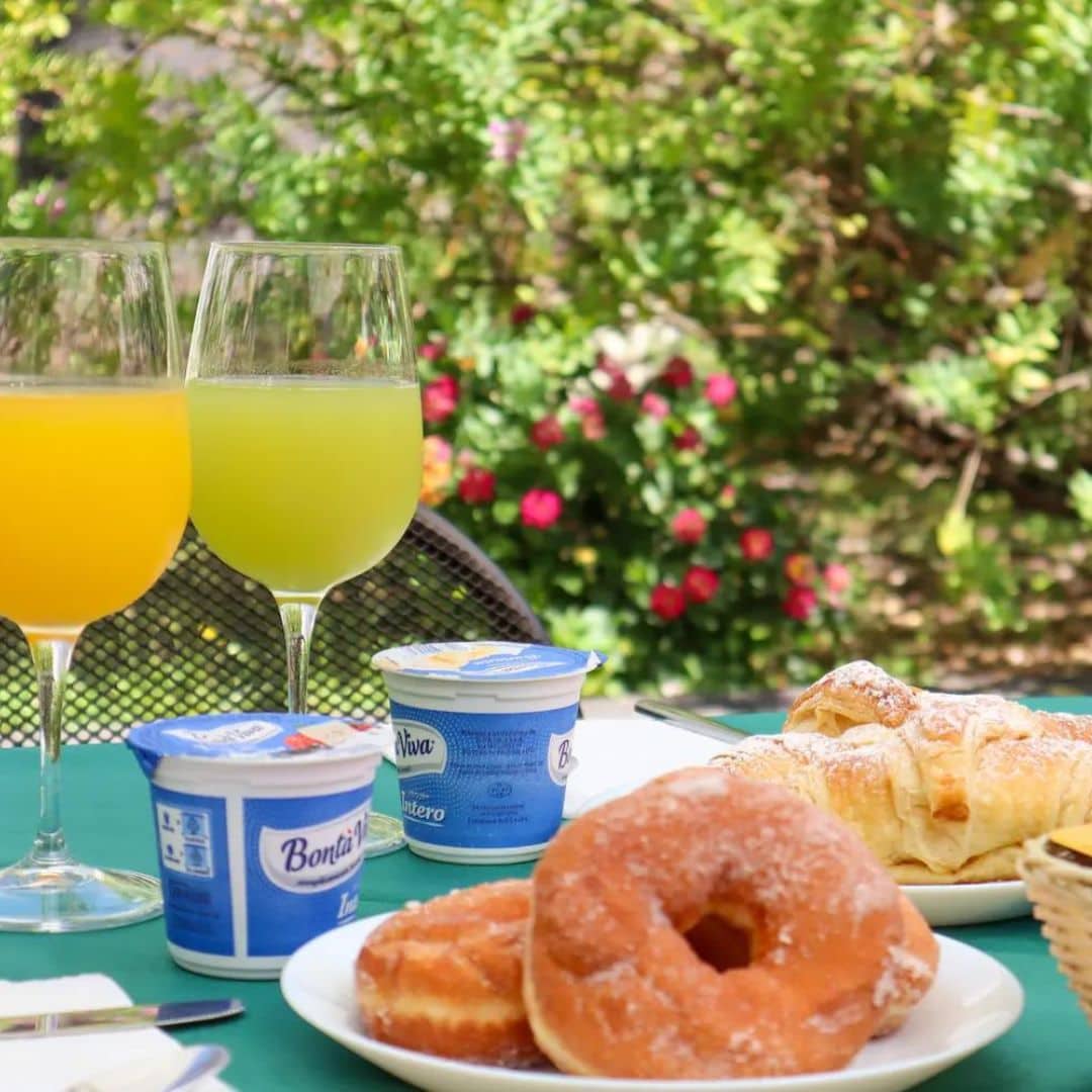 Colazione italiana servita al tavolo