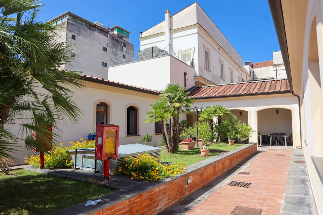 Area comune con divani e libreria
