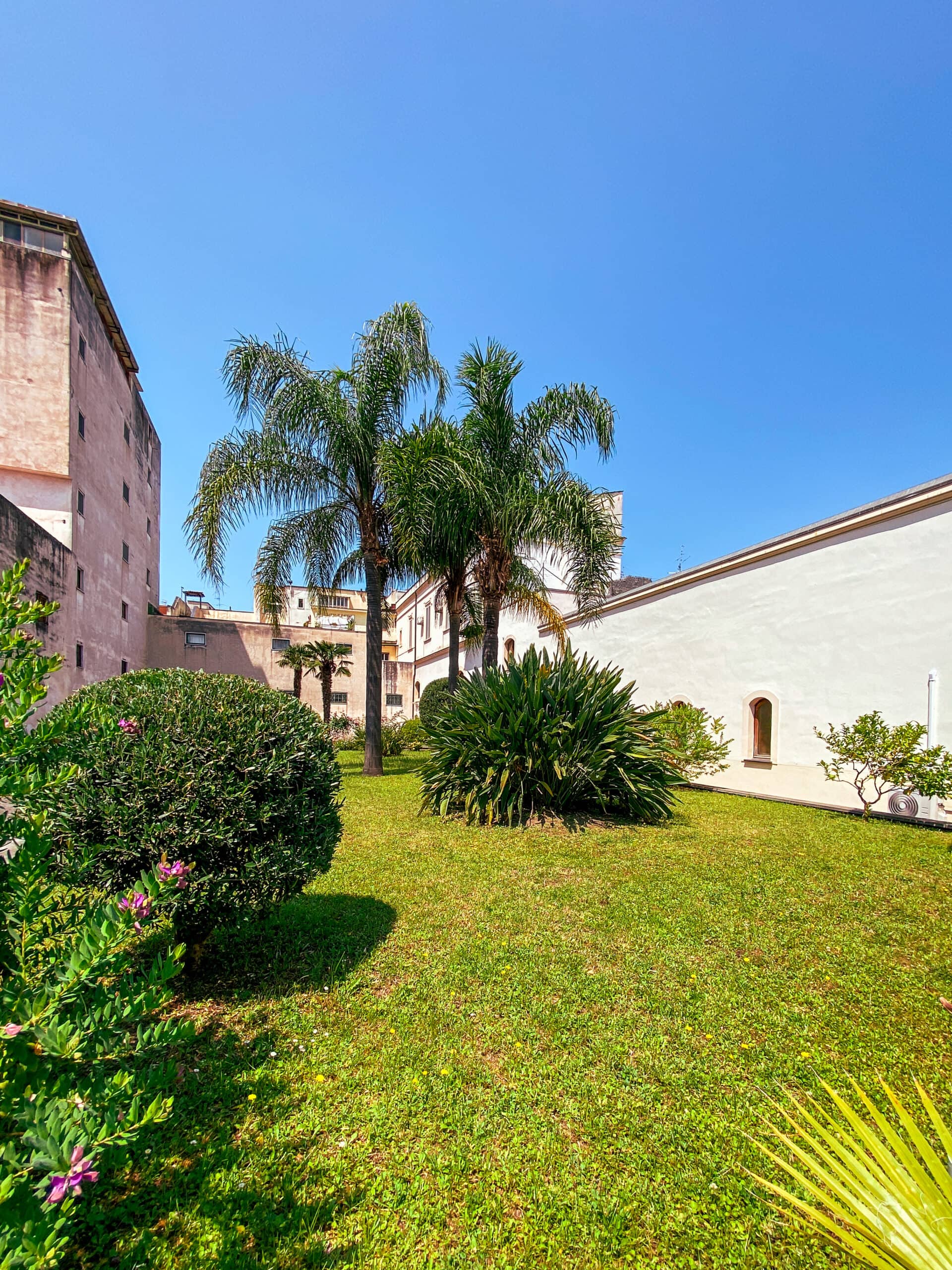Groups gathered in the garden at Pompei Hostel Deluxe