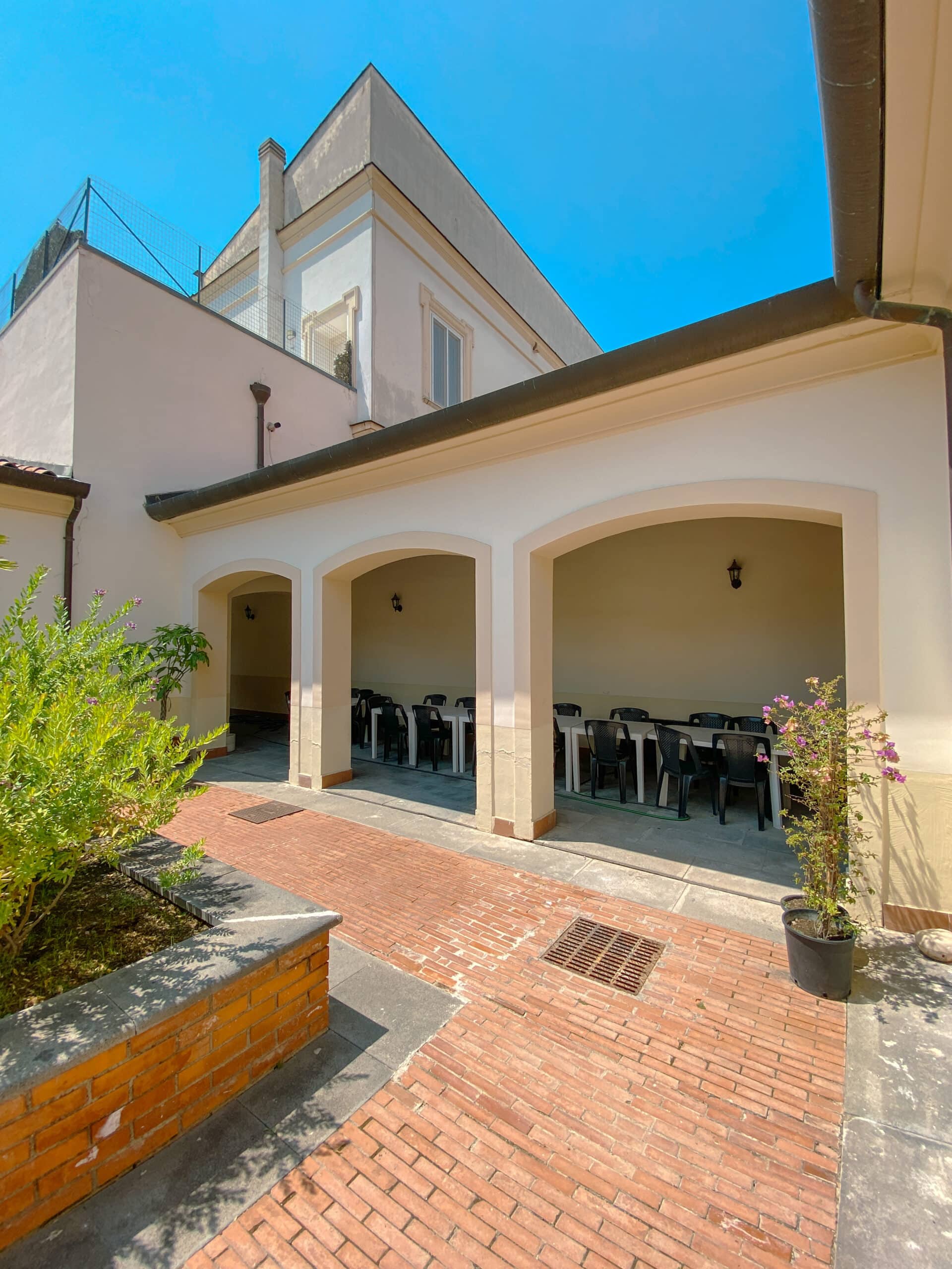 Common area at Pompei Hostel Deluxe for groups