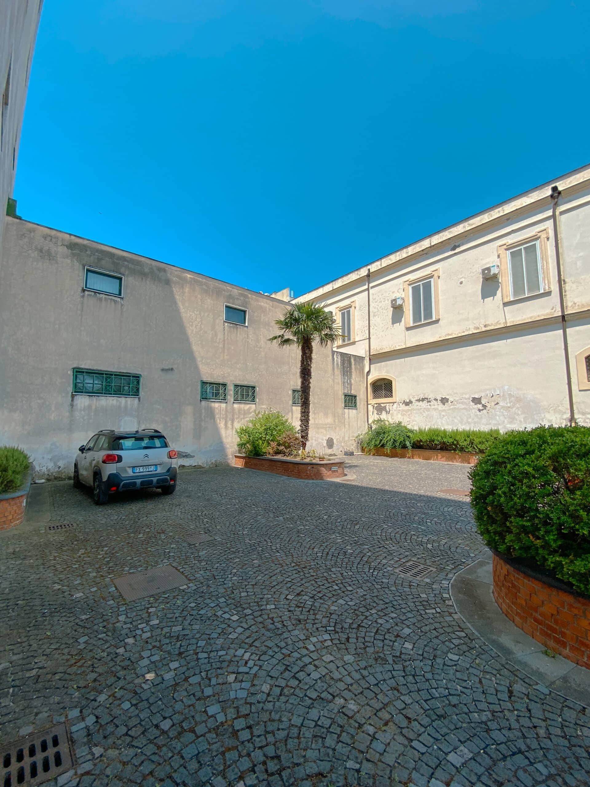 Area interna del Pompei Hostel Deluxe con accesso al parcheggio privato